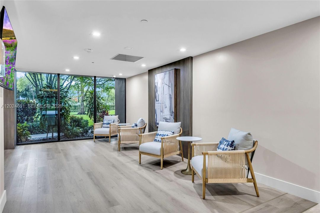 For Sale: $150,000 (1 beds, 1 baths, 844 Square Feet)