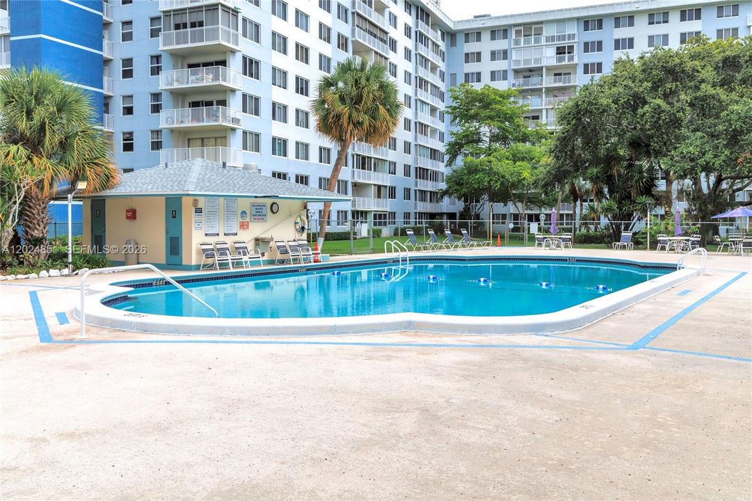 For Sale: $150,000 (1 beds, 1 baths, 844 Square Feet)