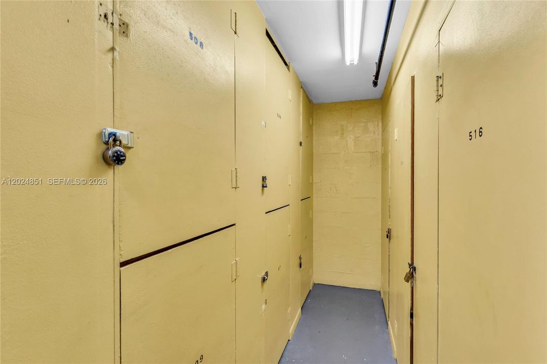 For Sale: $150,000 (1 beds, 1 baths, 844 Square Feet)