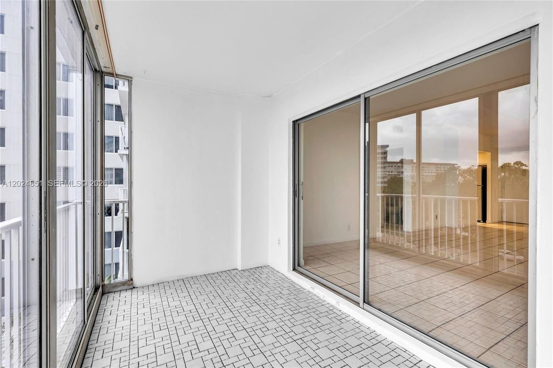 For Sale: $150,000 (1 beds, 1 baths, 844 Square Feet)