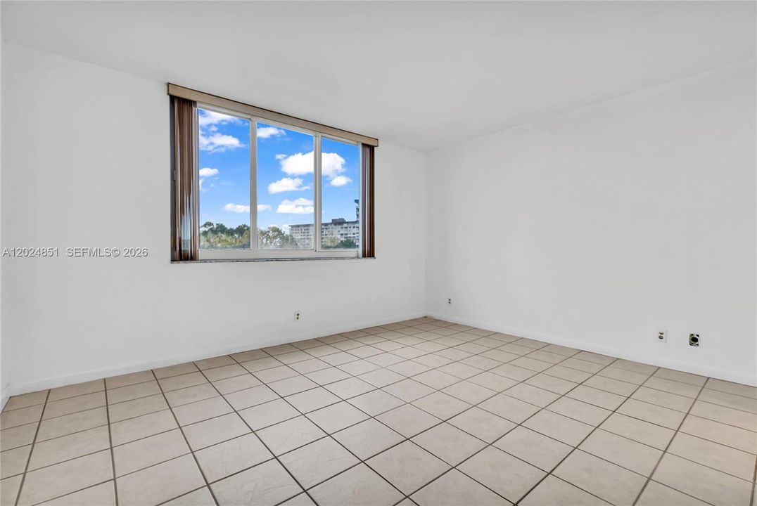 For Sale: $150,000 (1 beds, 1 baths, 844 Square Feet)