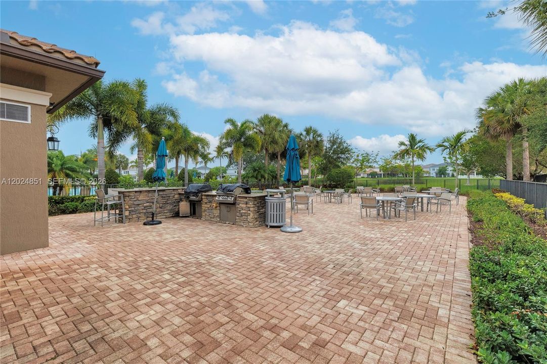 For Sale: $150,000 (1 beds, 1 baths, 844 Square Feet)
