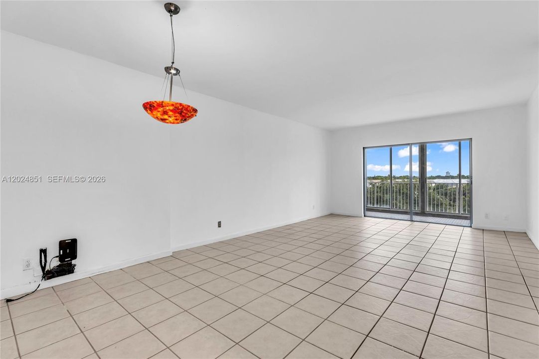 For Sale: $150,000 (1 beds, 1 baths, 844 Square Feet)