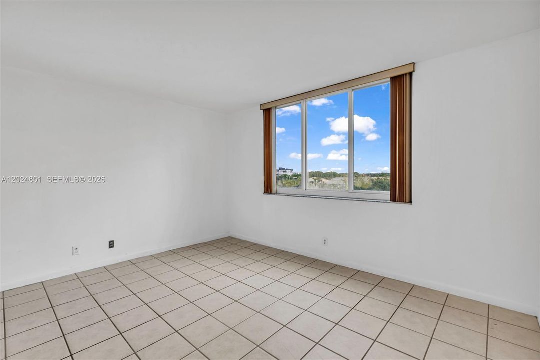 For Sale: $150,000 (1 beds, 1 baths, 844 Square Feet)