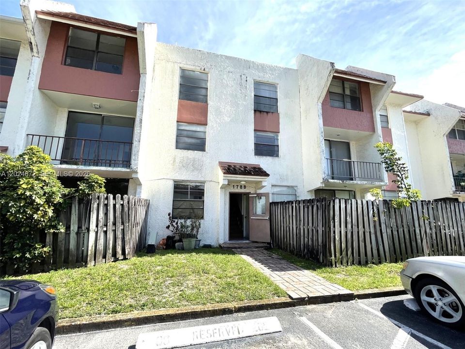 For Rent: $2,400 (3 beds, 2 baths, 1249 Square Feet)