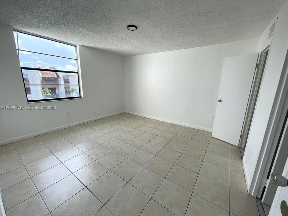 For Rent: $2,400 (3 beds, 2 baths, 1249 Square Feet)