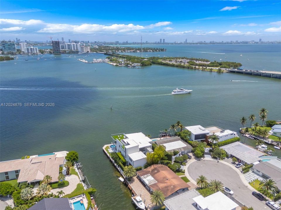 En Venta: $3,500,000 (4 camas, 3 baños, 2687 Pies cuadrados)