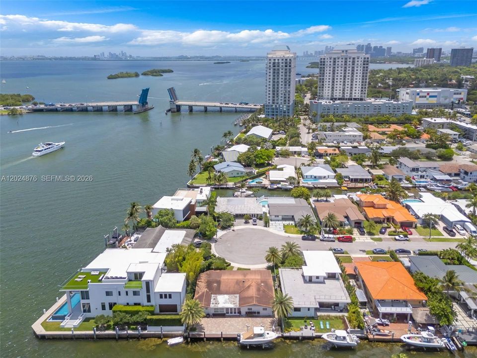 En Venta: $3,500,000 (4 camas, 3 baños, 2687 Pies cuadrados)