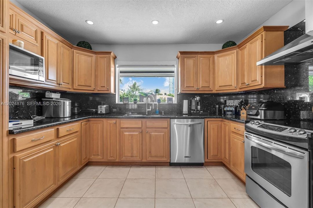 En Venta: $3,500,000 (4 camas, 3 baños, 2687 Pies cuadrados)