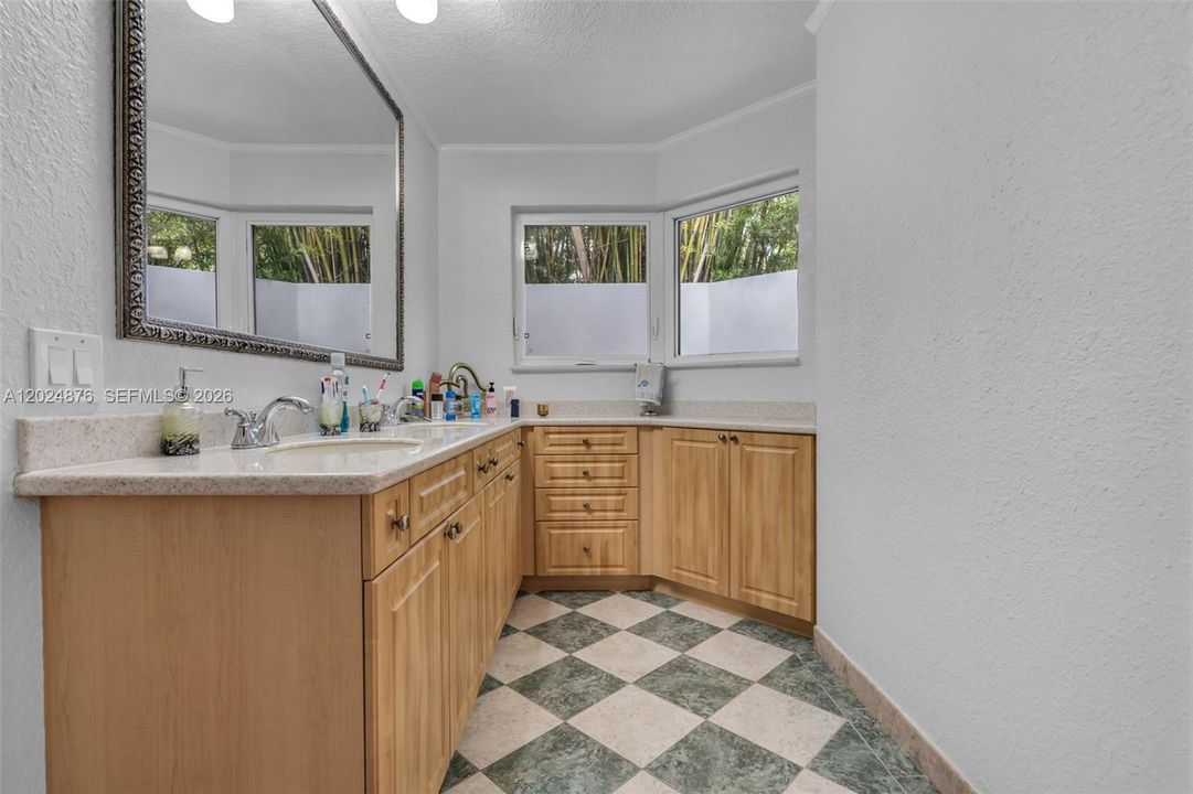 En Venta: $3,500,000 (4 camas, 3 baños, 2687 Pies cuadrados)