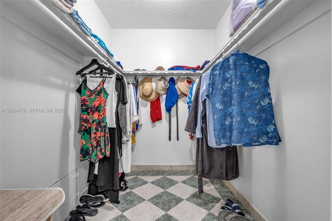En Venta: $3,500,000 (4 camas, 3 baños, 2687 Pies cuadrados)