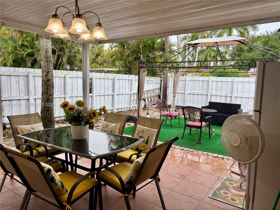 Patio outdoor kitchen