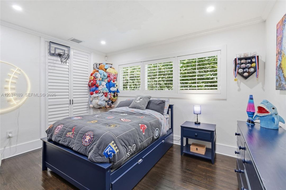 For Sale: $1,925,000 (3 beds, 2 baths, 1702 Square Feet)