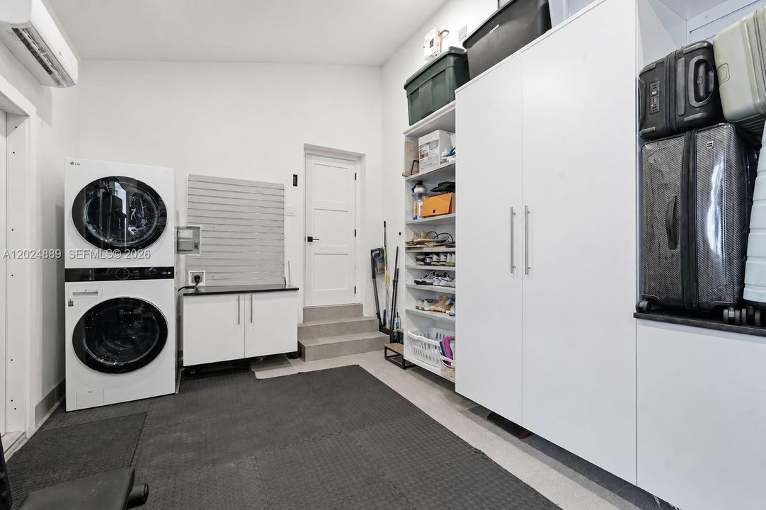 For Sale: $1,925,000 (3 beds, 2 baths, 1702 Square Feet)