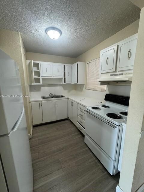 Active With Contract: $215,000 (2 beds, 2 baths, 890 Square Feet)
