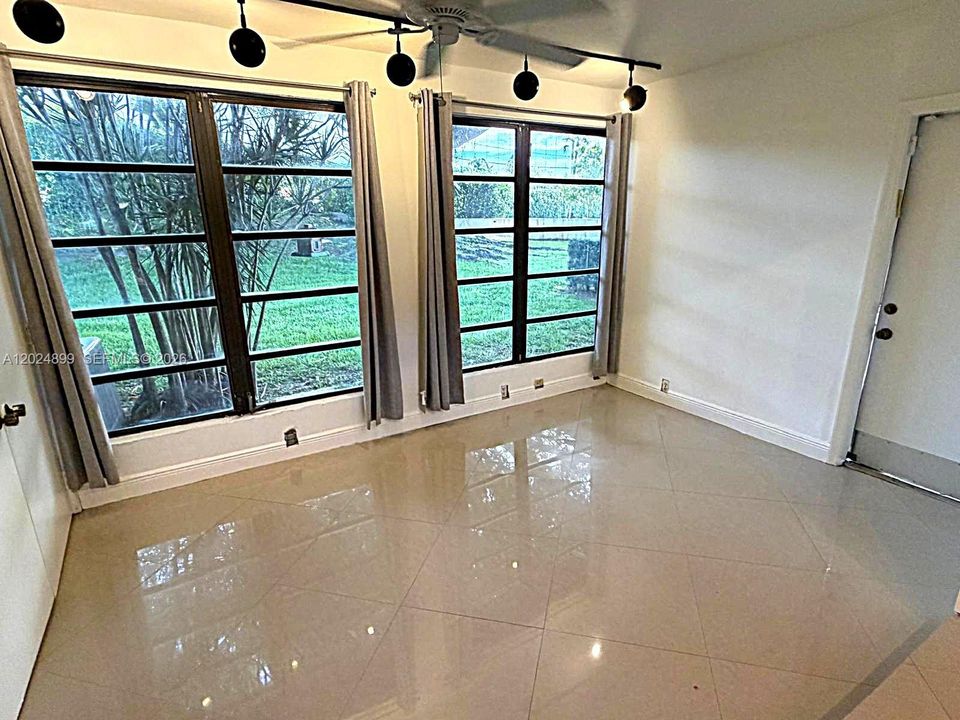 For Rent: $2,900 (2 beds, 2 baths, 1382 Square Feet)
