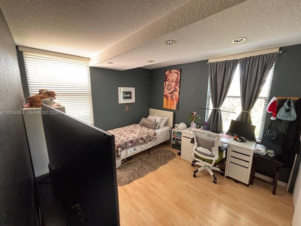 For Sale: $250,000 (3 beds, 2 baths, 1330 Square Feet)