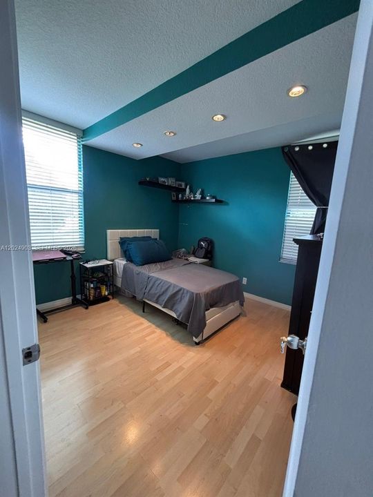 For Sale: $250,000 (3 beds, 2 baths, 1330 Square Feet)