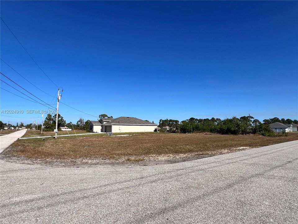 На продажу: $41,000 (0.24 acres)