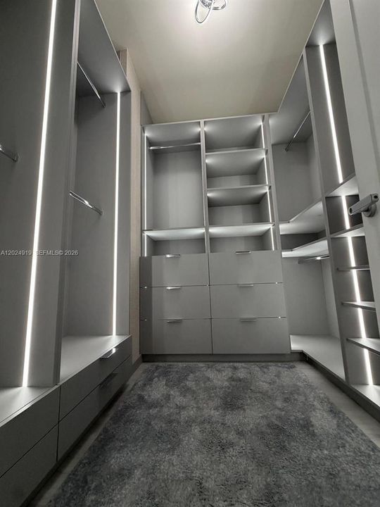 Под контрактом: $4,600 (3 спален, 2 ванн, 2317 Квадратных фут)