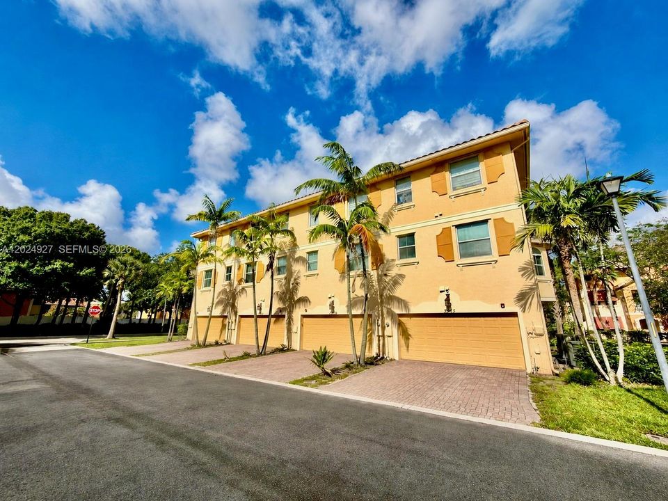 En Venta: $454,900 (4 camas, 3 baños, 1900 Pies cuadrados)