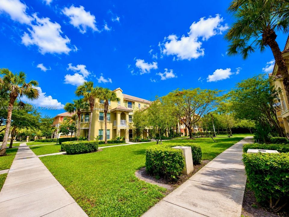 En Venta: $454,900 (4 camas, 3 baños, 1900 Pies cuadrados)