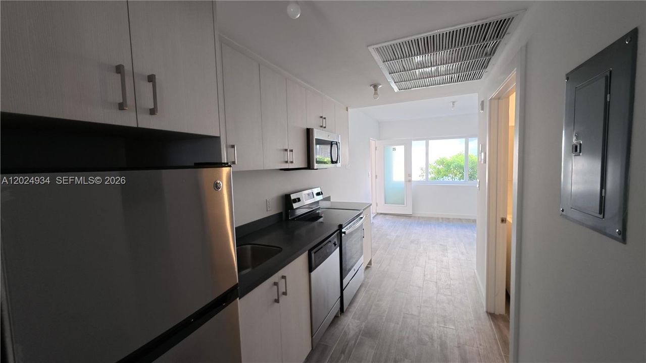 For Rent: $2,200 (1 beds, 1 baths, 422 Square Feet)