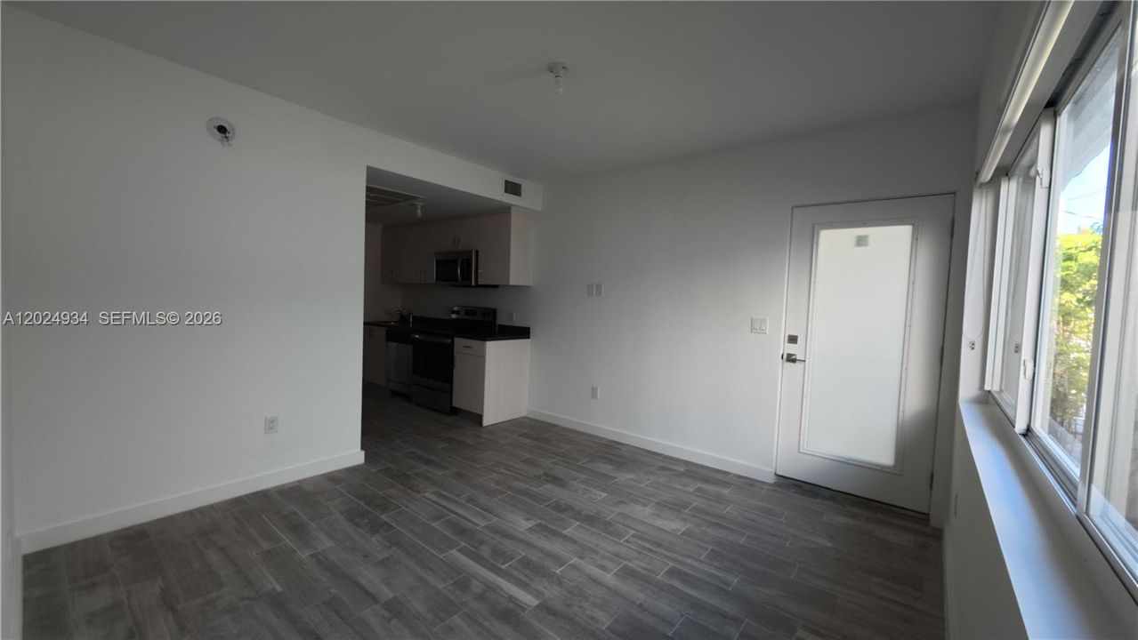 For Rent: $2,200 (1 beds, 1 baths, 422 Square Feet)