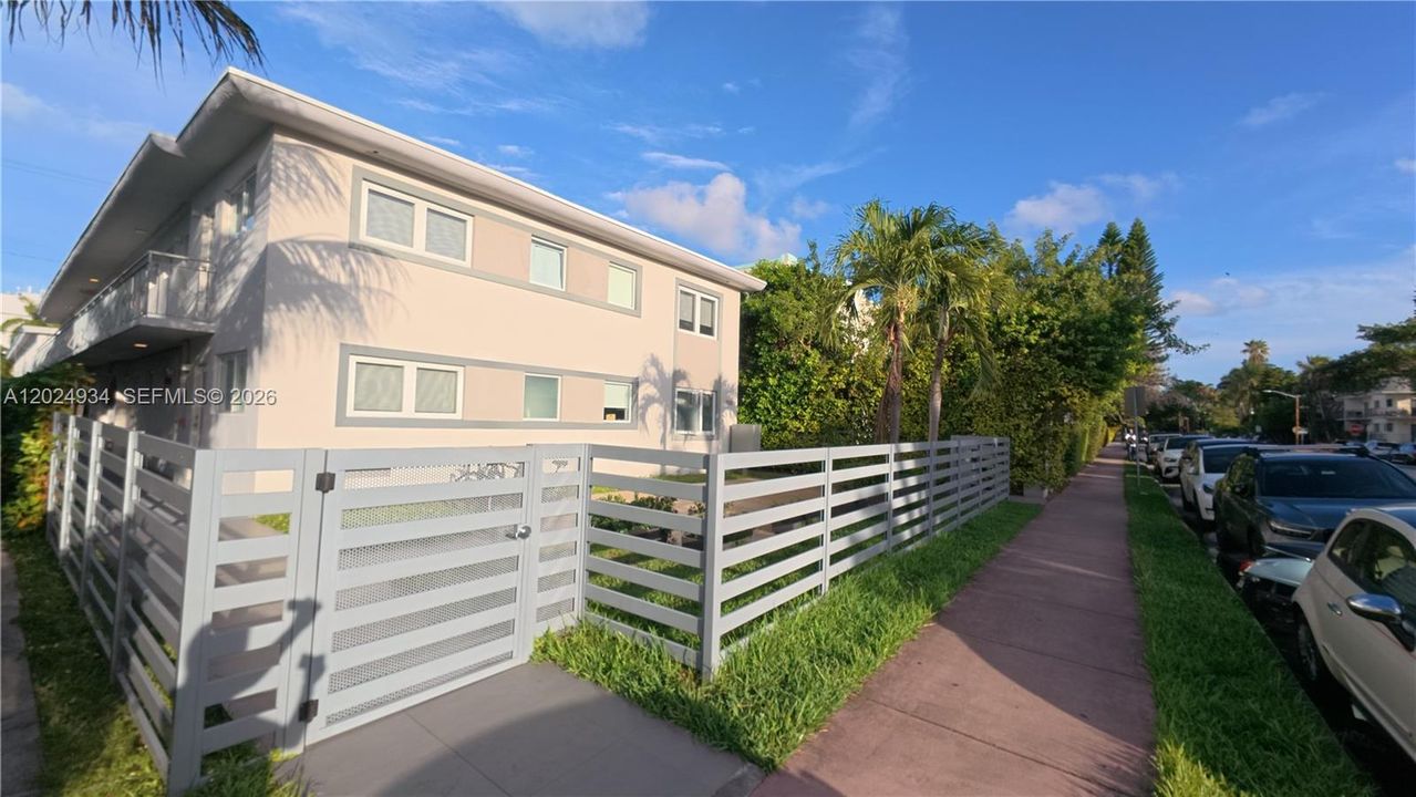 For Rent: $2,200 (1 beds, 1 baths, 422 Square Feet)