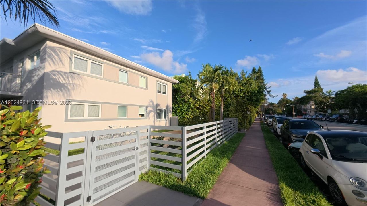 For Rent: $2,200 (1 beds, 1 baths, 422 Square Feet)