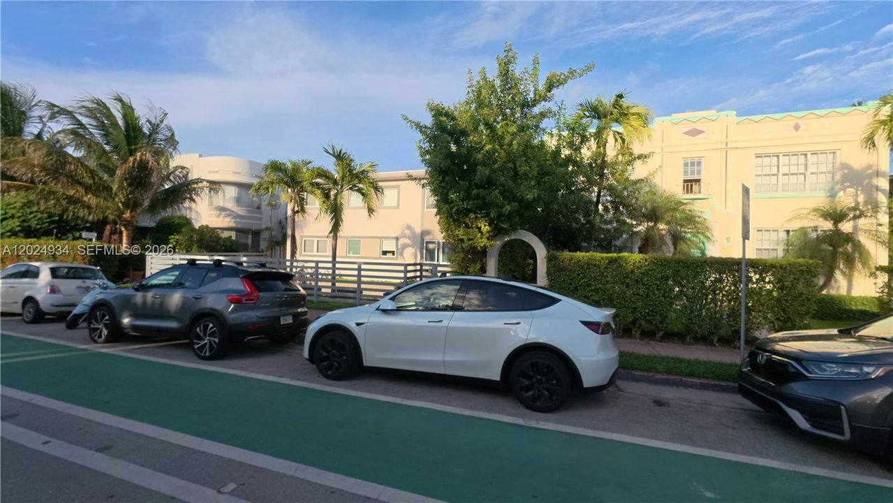 For Rent: $2,200 (1 beds, 1 baths, 422 Square Feet)