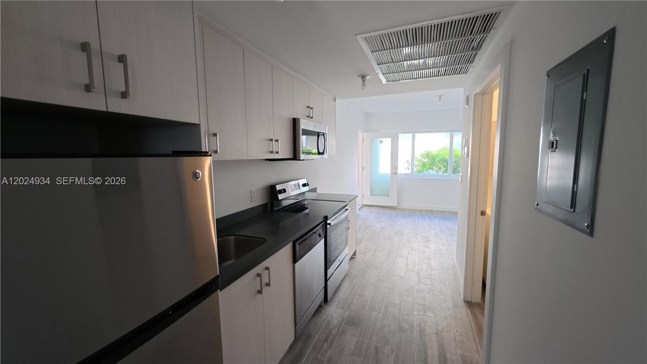 For Rent: $2,200 (1 beds, 1 baths, 422 Square Feet)