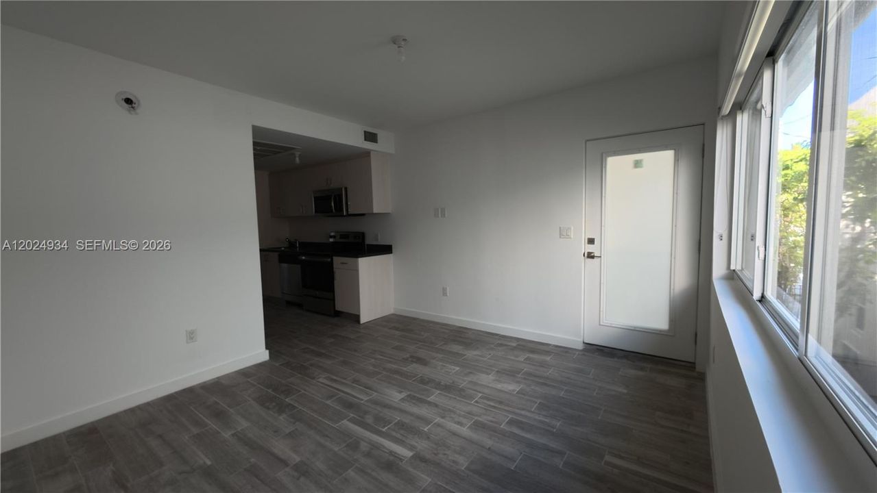 For Rent: $2,200 (1 beds, 1 baths, 422 Square Feet)