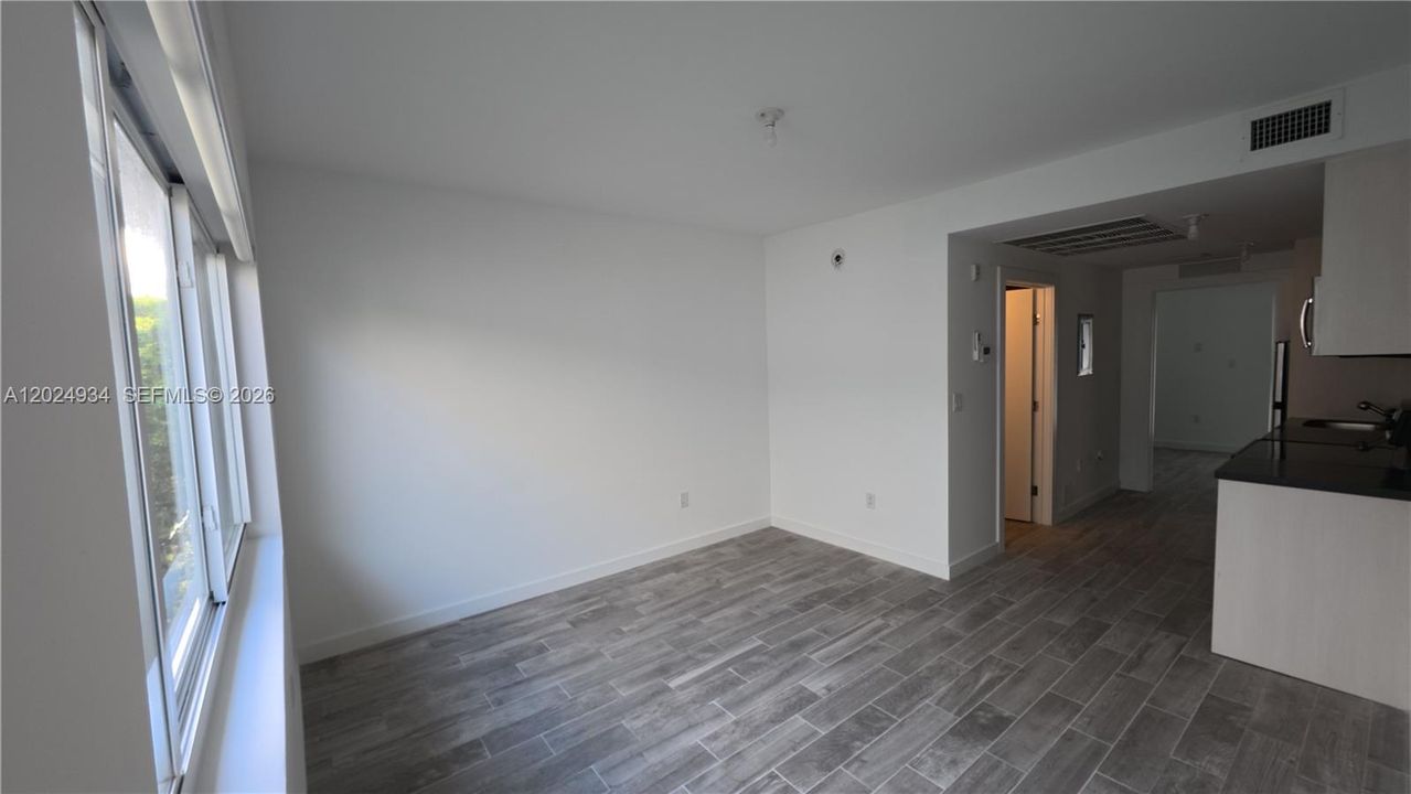 For Rent: $2,200 (1 beds, 1 baths, 422 Square Feet)