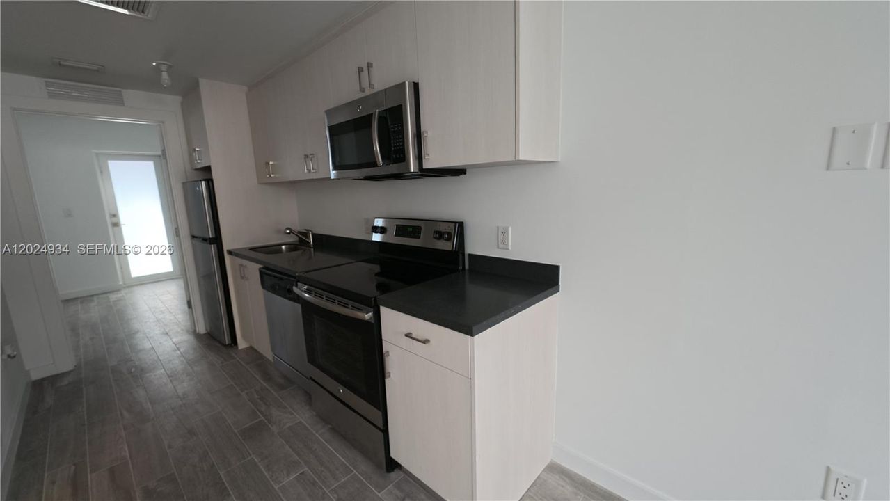 For Rent: $2,200 (1 beds, 1 baths, 422 Square Feet)