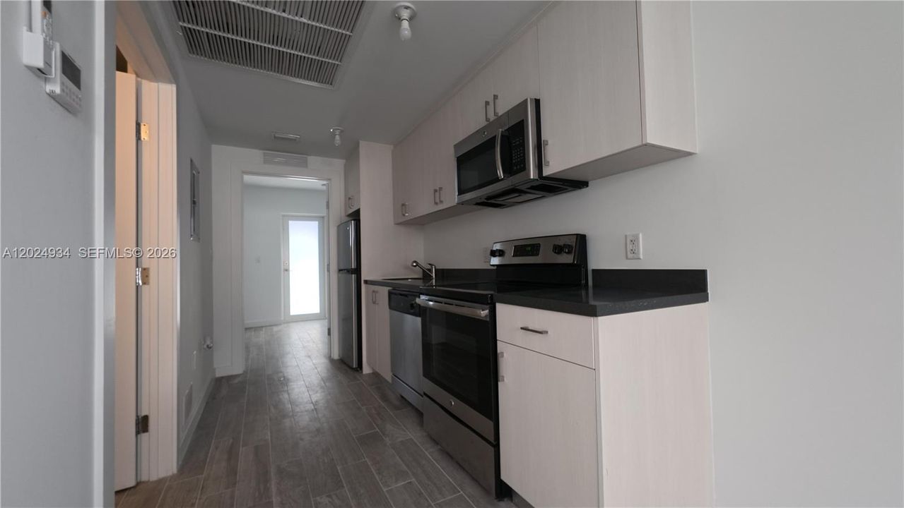 For Rent: $2,200 (1 beds, 1 baths, 422 Square Feet)