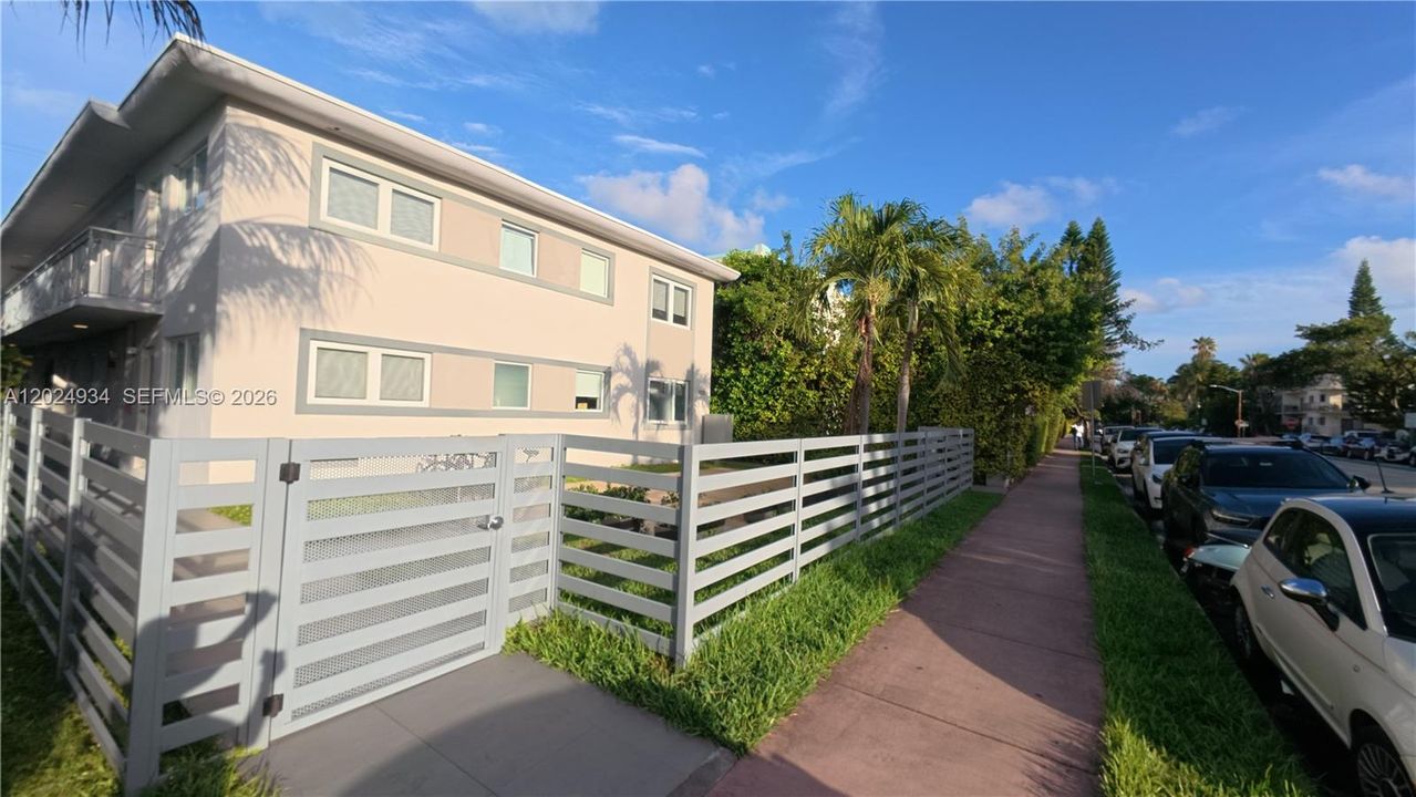 For Rent: $2,200 (1 beds, 1 baths, 422 Square Feet)