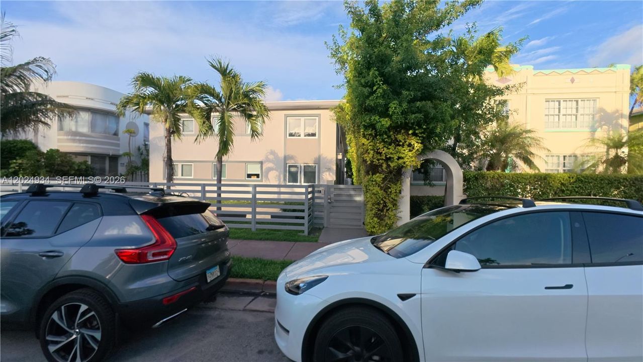 For Rent: $2,200 (1 beds, 1 baths, 422 Square Feet)