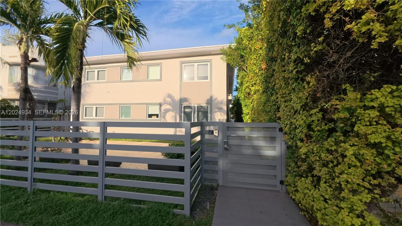 For Rent: $2,200 (1 beds, 1 baths, 422 Square Feet)