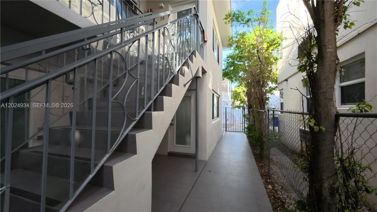 For Rent: $2,200 (1 beds, 1 baths, 422 Square Feet)