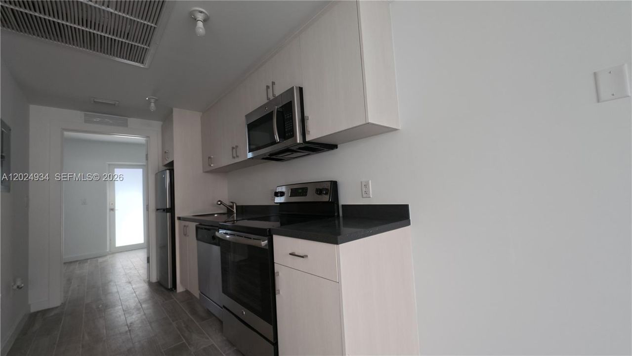 For Rent: $2,200 (1 beds, 1 baths, 422 Square Feet)