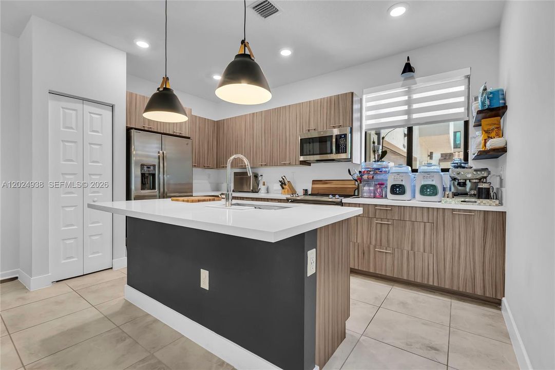 Vendido Recientemente: $670,000 (3 camas, 2 baños, 1604 Pies cuadrados)