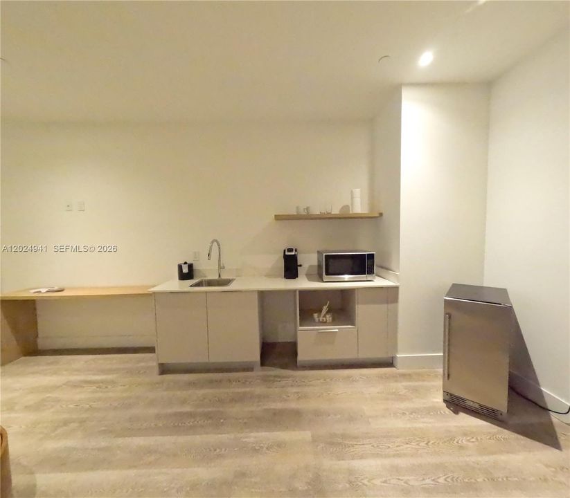 待售: $489,000 (0 贝兹, 1 浴室, 527 平方英尺)