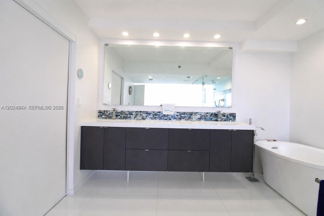 В аренду: $3,900 (1 спален, 1 ванн, 1050 Квадратных фут)
