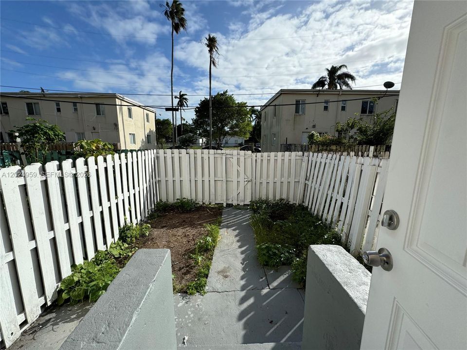 For Rent: $2,600 (3 beds, 2 baths, 1150 Square Feet)