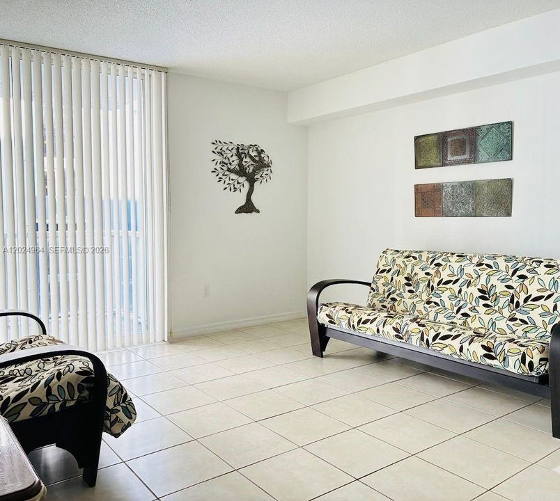 For Sale: $300,000 (1 beds, 1 baths, 685 Square Feet)