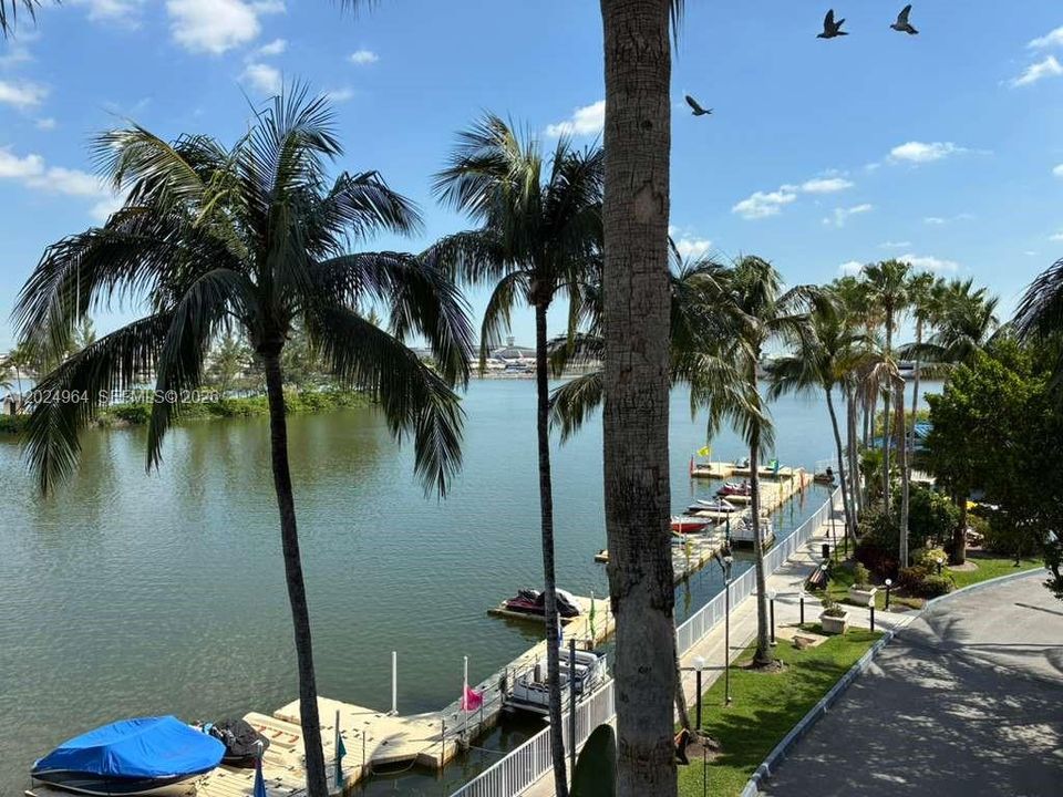 For Sale: $300,000 (1 beds, 1 baths, 685 Square Feet)