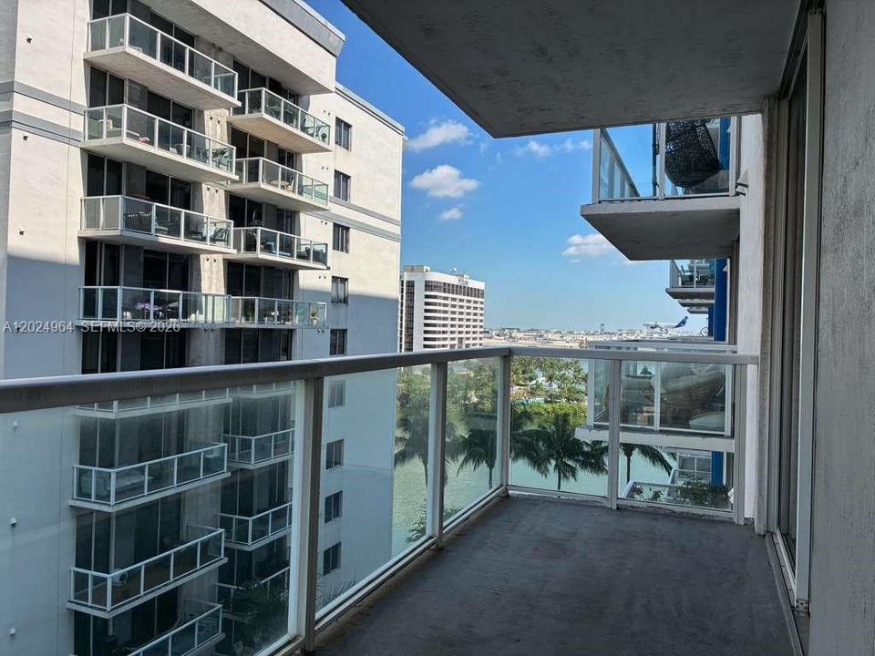 For Sale: $300,000 (1 beds, 1 baths, 685 Square Feet)