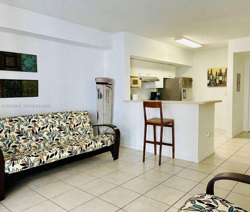 For Sale: $300,000 (1 beds, 1 baths, 685 Square Feet)