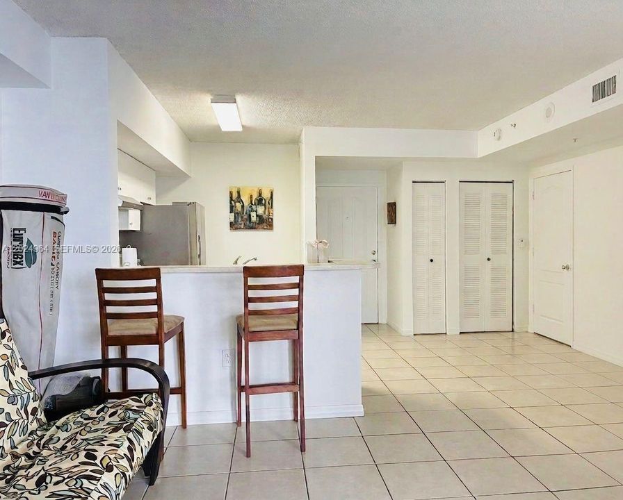 For Sale: $300,000 (1 beds, 1 baths, 685 Square Feet)